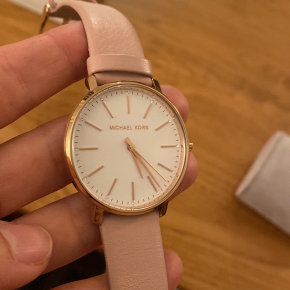 Michael Kors Pyper Leather watch - Picture 2 of 5